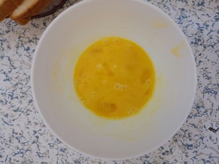 牛奶鸡蛋煎土司,打散搅匀