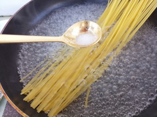培根碎意大利面,加半勺盐煮，防止黏连