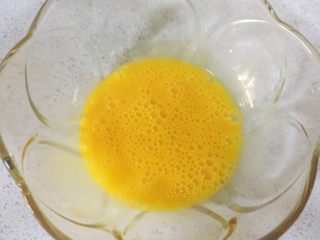 芦笋木耳炒鸡蛋,鸡蛋加一点盐打散。