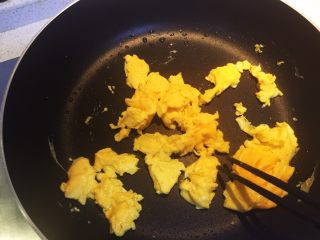芦笋木耳炒鸡蛋,热锅下油，倒入鸡蛋液，用筷子拨散。