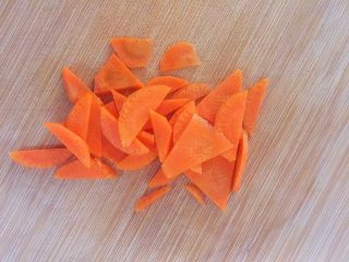 芦笋木耳炒鸡蛋,为了颜色好看，我切了几片胡萝卜。