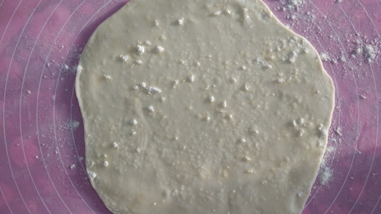 家常烙饼,表面撒面粉，以能看到面粉颗粒为准。有助于起层。