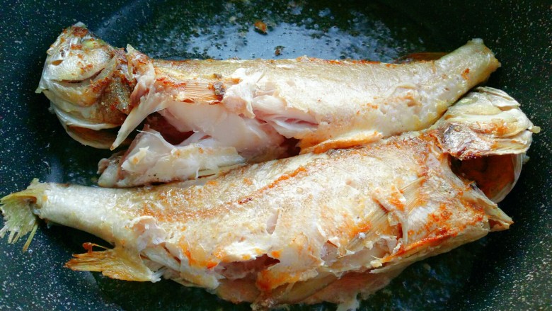 糖醋大黄鱼,黄鱼放锅中煎至两面金黄