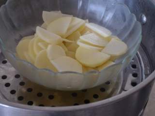 奶酪焗土豆泥,去皮后切成薄片，中火蒸20分钟