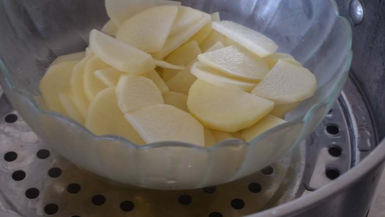 奶酪焗土豆泥,去皮后切成薄片，中火蒸20分钟