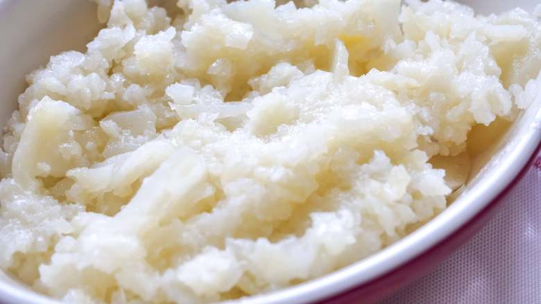 奶酪焗土豆泥,土豆出锅后，用勺子碾碎。
如果喜欢吃非常细腻的，可以用料理机打成泥。