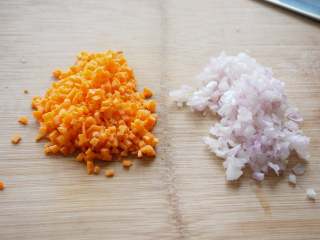 奶酪焗土豆泥,胡萝卜，洋葱切成碎末