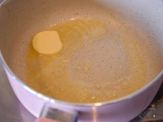 奶酪焗土豆泥,黄油小火化开。