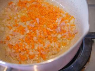 奶酪焗土豆泥,加入胡萝卜，洋葱碎，炒香。