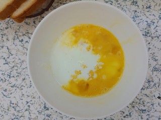 牛奶鸡蛋煎土司,两者混合