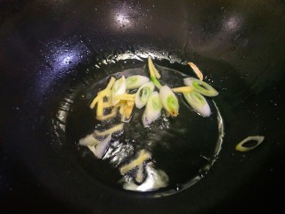 尖椒炒肚片,锅里放色拉油，待油温在7-8成开放入葱姜爆香