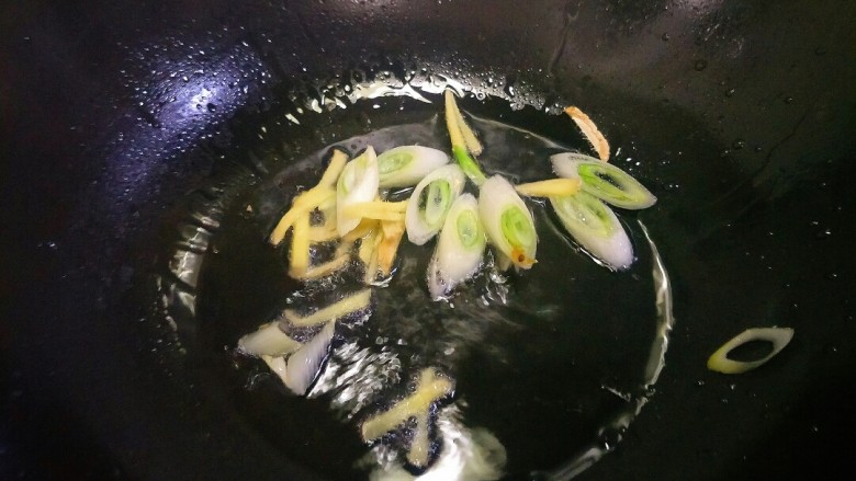 尖椒炒肚片,锅里放色拉油，待油温在7-8成开放入葱姜爆香