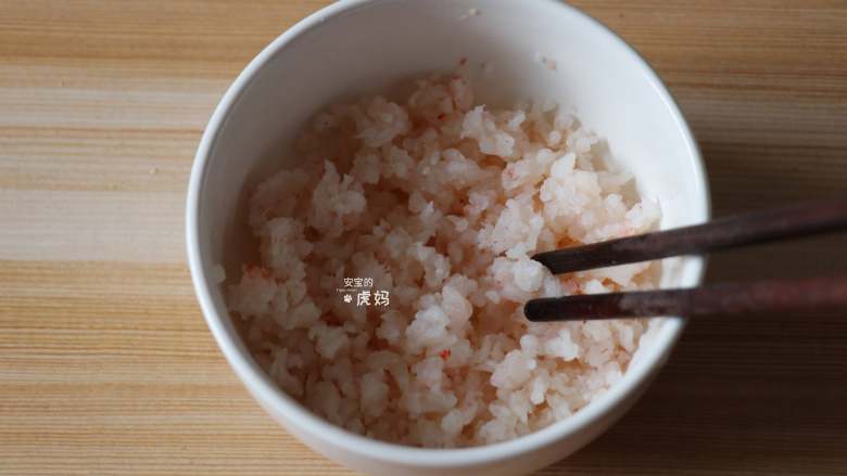虾仁土豆泥,用筷子搅拌均匀腌制15分钟左右；