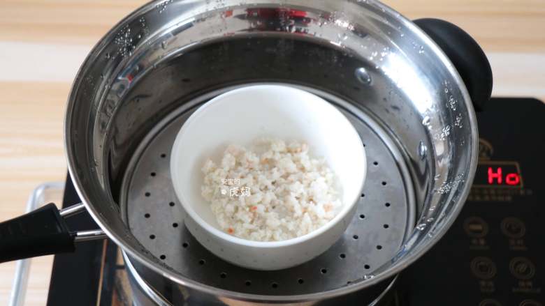 虾仁土豆泥,腌制好的磷虾肉上锅蒸5分钟左右，然后倒掉碗里多余水分；