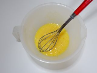 香菜火腿炒饭,打成蛋液备用
