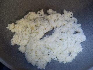 香菜火腿炒饭,迅速的将米饭炒散。