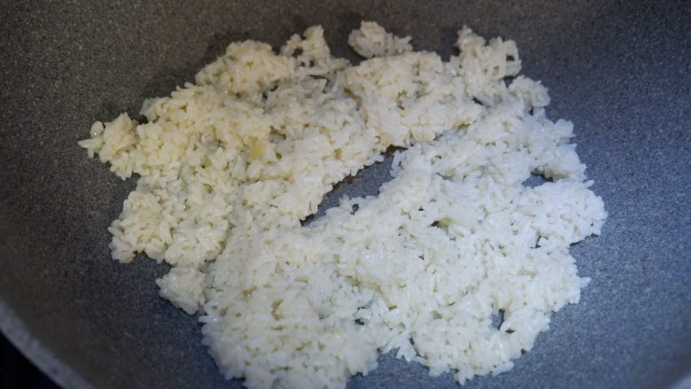 香菜火腿炒饭,迅速的将米饭炒散。