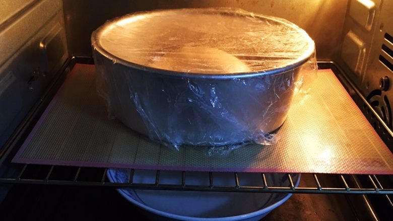 起酥面包,送入烤箱发酵60分钟，底部放热水，30分钟后换一碗热水。