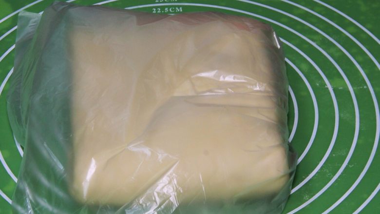 起酥面包,面团放入保鲜袋，送入冰箱冷冻30分钟。