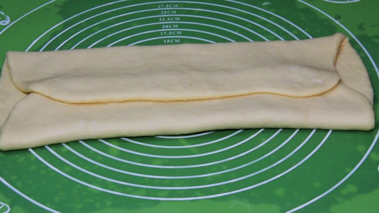 起酥面包,两边折叠起来。