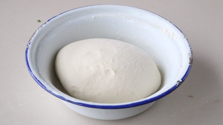 豌豆苗饺子,面粉里加入适量的温开水，和成柔软不粘手的面团，静置15分钟；
