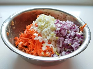 猪肉胡萝卜花样蒸饺,加入洋葱末搅拌均匀即可。
