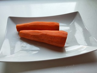 猪肉胡萝卜花样蒸饺,胡萝卜去皮洗干净。