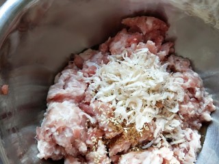猪肉胡萝卜花样蒸饺,加入15克虾皮。