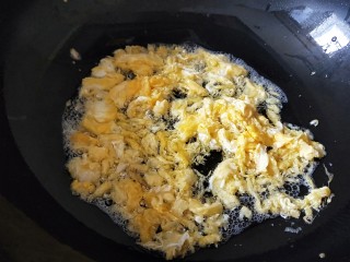 猪肉胡萝卜花样蒸饺,锅中放入适量油烧热，打入鸡蛋马上打散，关火。