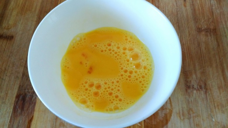 金针菇菠菜鸡蛋汤,用筷子把鸡蛋搅拌均匀