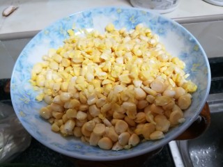 金灿灿的玉米炒饭,剥好的玉米粒，是不是很完整？