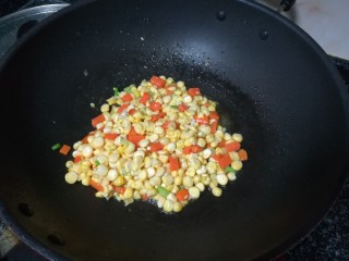 金灿灿的玉米炒饭,下玉米粒爆炒后加一点水焖煮