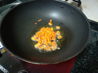 金灿灿的玉米炒饭,油热，下胡萝卜爆炒