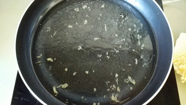 金针菇菠菜鸡蛋汤,放入清水烧开