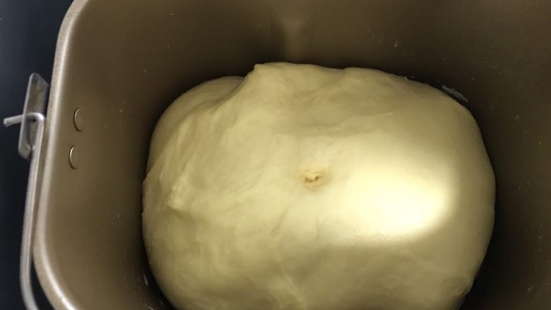 经典奶香小面包,然后把面团放在温暖湿润处发酵，如果面包机带有发酵功能最好不过。