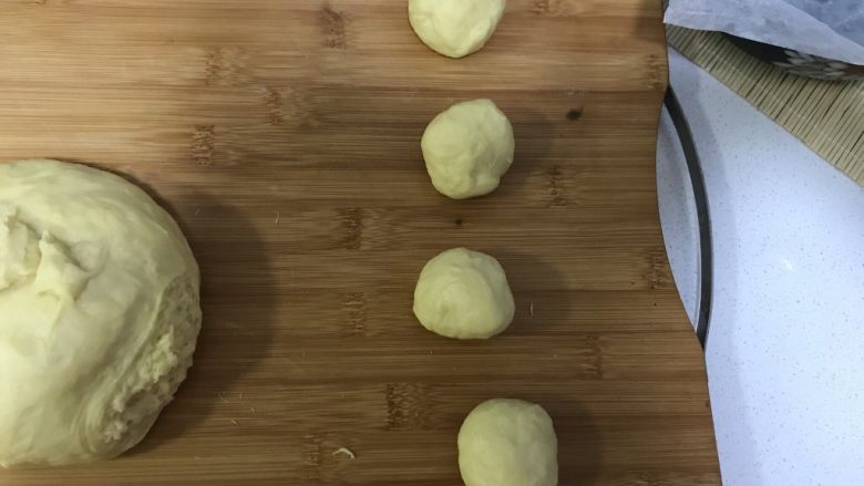 经典奶香小面包,面团排气后把面团分成15份，每份大概在38克左右。