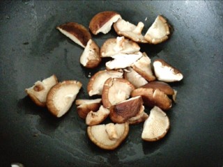 香菇菜心,妙招二：锅烧热，不加油，中小火把香菇干炒一会儿，炒掉香菇中的水气，至表面有些变色金黄即可。这样可以使香菇在下一步的操作中更入味，更容易吸收料汁的味道。