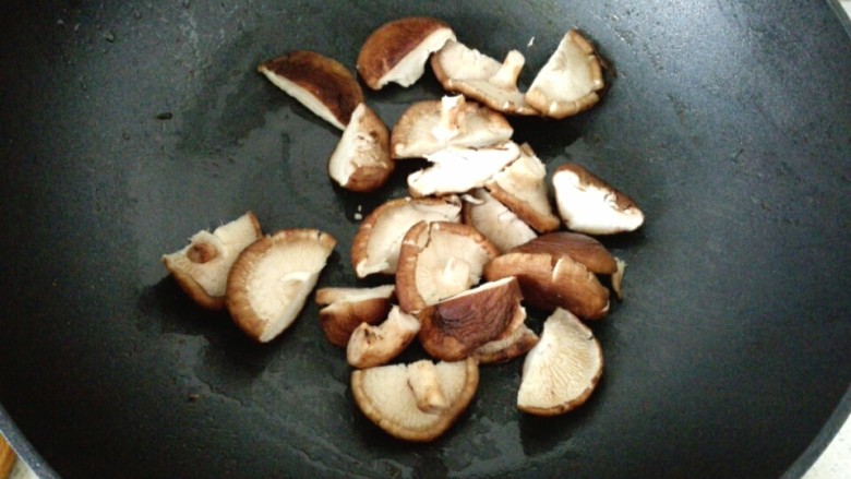 香菇菜心,妙招二：锅烧热，不加油，中小火把香菇干炒一会儿，炒掉香菇中的水气，至表面有些变色金黄即可。这样可以使香菇在下一步的操作中更入味，更容易吸收料汁的味道。
