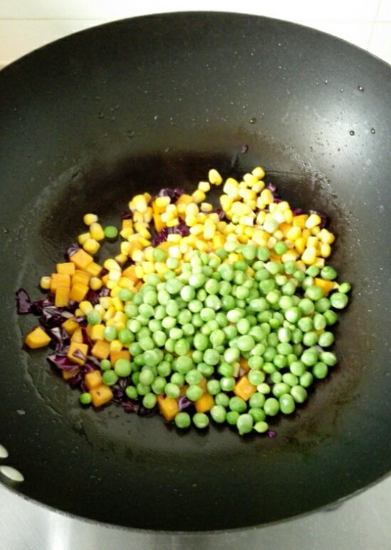 松仁玉米,下玉米粒、焯过水的青豆翻炒