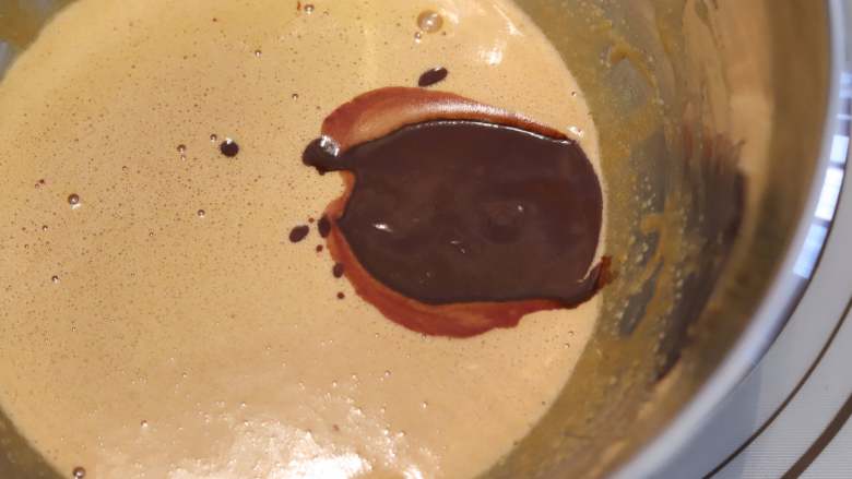 巧克力甘纳许杯子蛋糕,将巧克力液分2次加入到蛋液内，拌匀
