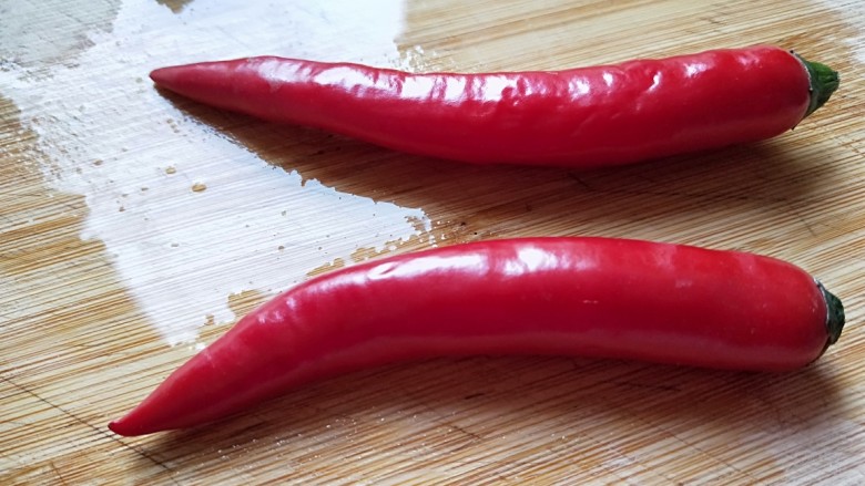 浇汁长条茄子,红椒洗干净切丁，一个就可以了。
