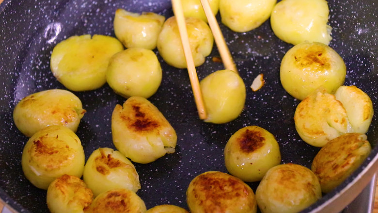 孜然小土豆,将按扁的小土豆煎至两面金黄