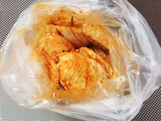 奥尔良烤鸡翅,装入保鲜袋中，冰箱冷藏腌制5-6个小时