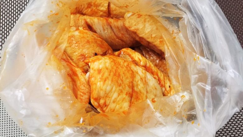 奥尔良烤鸡翅,装入保鲜袋中，冰箱冷藏腌制5-6个小时