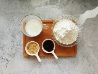 奶香坚果蔓越莓蒸糕,准备食材，坚果用擀面杖尽量擀成粉状颗粒
