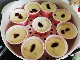 奶香坚果蔓越莓蒸糕,冷水上锅蒸20分钟