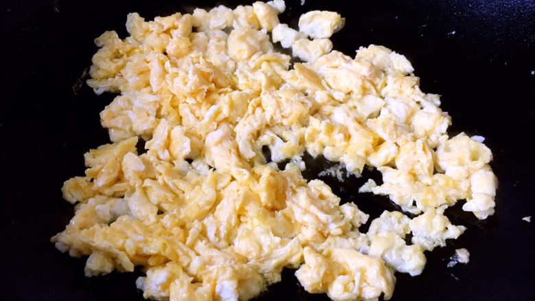 鸡蛋炒小西葫芦蟹味菇,鸡蛋提前炒熟备用。