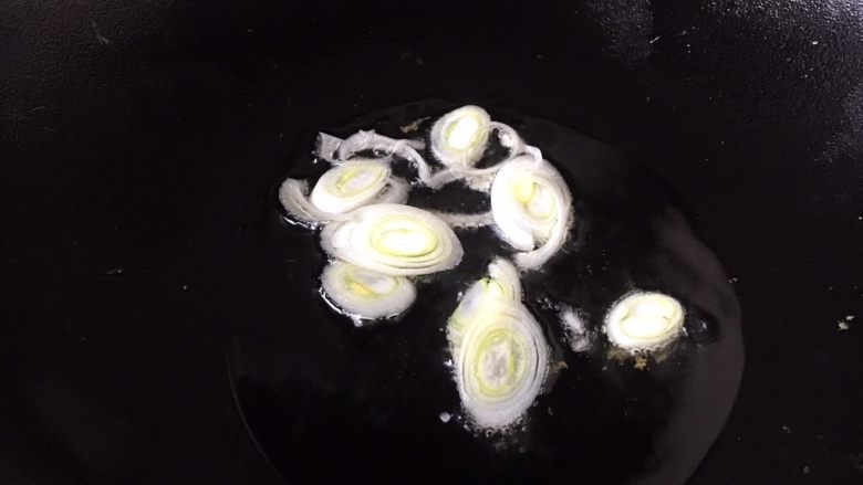 鸡蛋炒小西葫芦蟹味菇,热锅凉油，放入葱花。