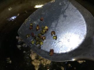 蚂蚁肉沫焗香辣花菜,放入花椒，肉沫炒至飘香，出油