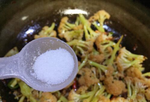 蚂蚁肉沫焗香辣花菜,将锅里食材全部炒均匀和花菜八成熟，放入适量的盐